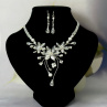 Svatební šperkový set s květinami (náhrdelník, náušnice a náramek)