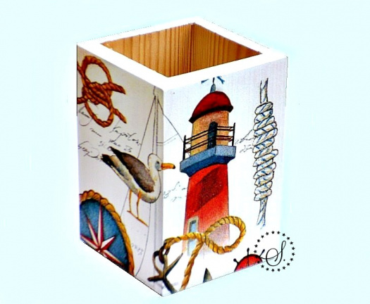 stojánek ze dřeva na pastelky a tužky pro námořníka