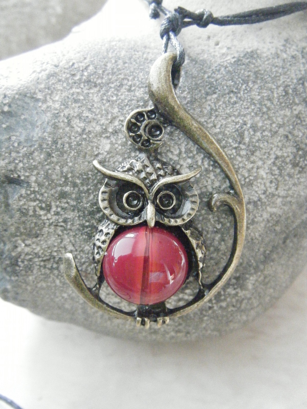 Sovička s červeným sklem