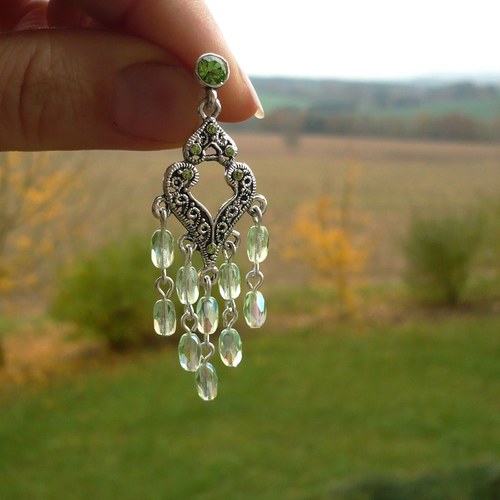 Světle zelené kamínkové náušnice