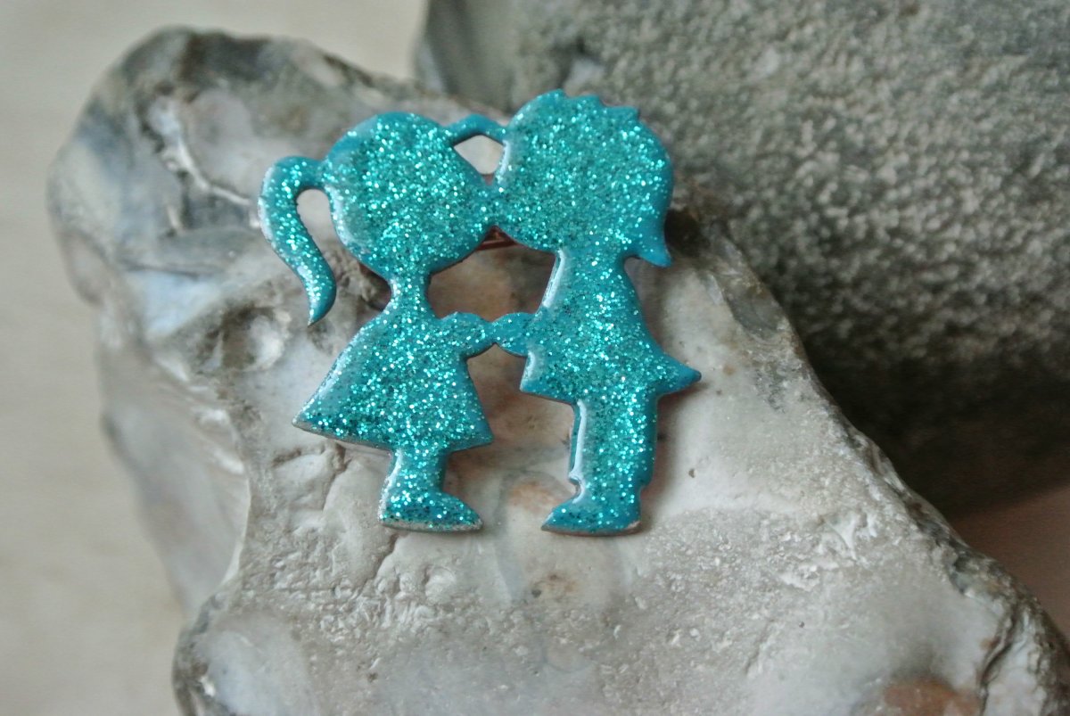 Smaltovaná brož - tyrkysový líbající se pár