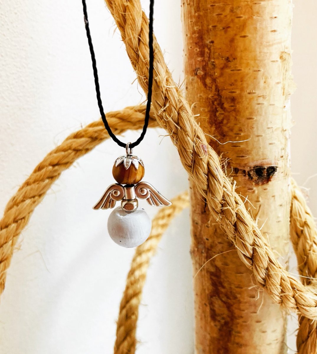 Andělíček z betonovou kostkou