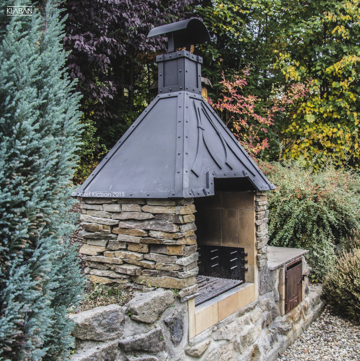 Kovaný komín na venkovní krb I.