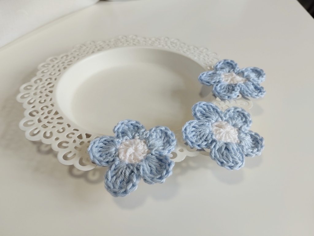 Háčkovaná kytička 1ks