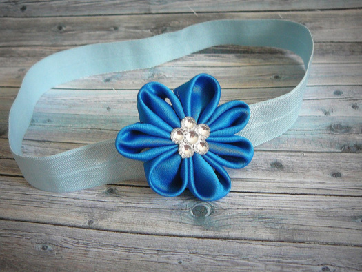 Čelenka s modrou květinou.