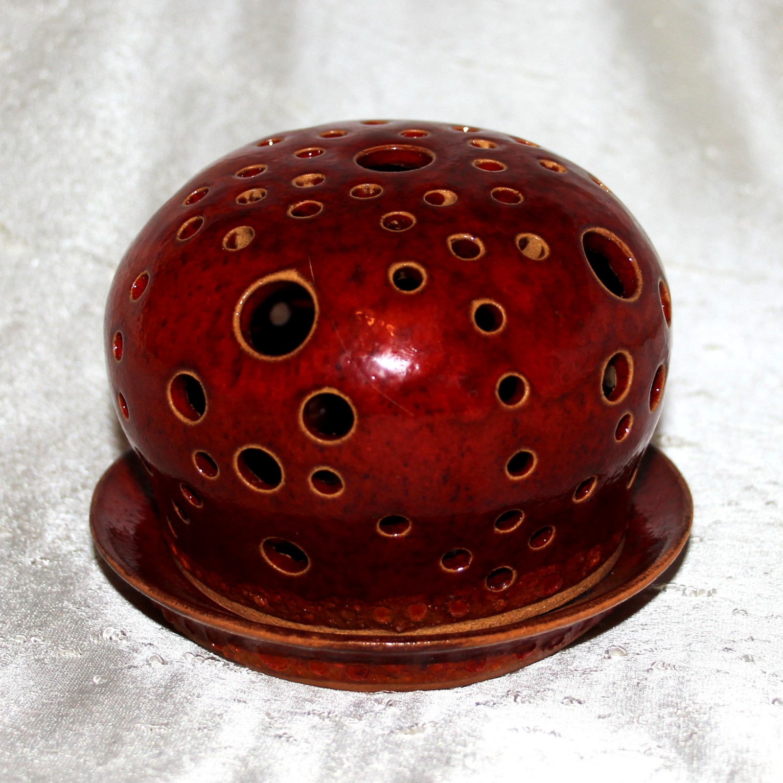 svícník na čajovou svíčku rudý