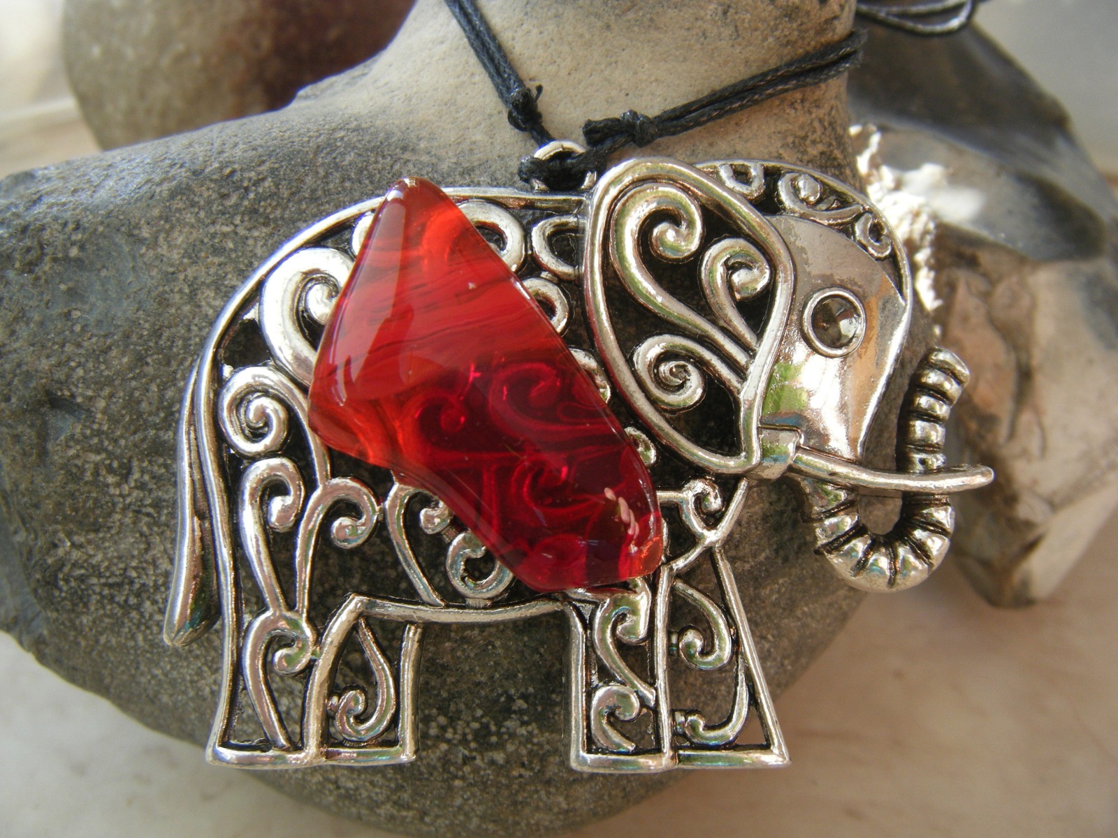 Slon s červeným sklem