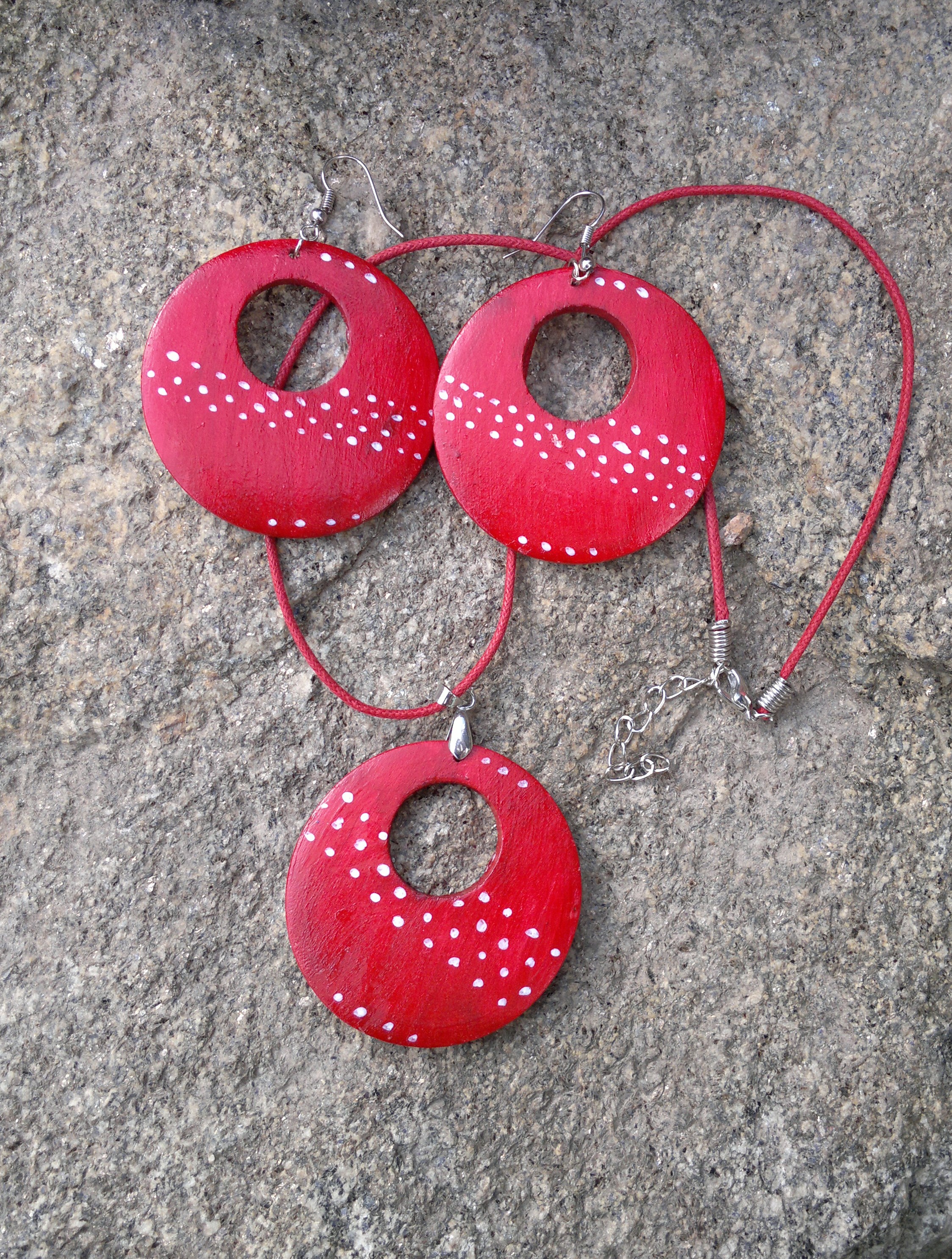 Červené dřevěné donuty