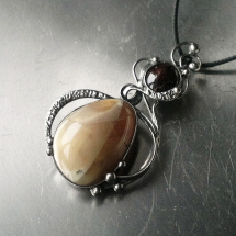 Náhrdelník Inanna  (opál+granát)