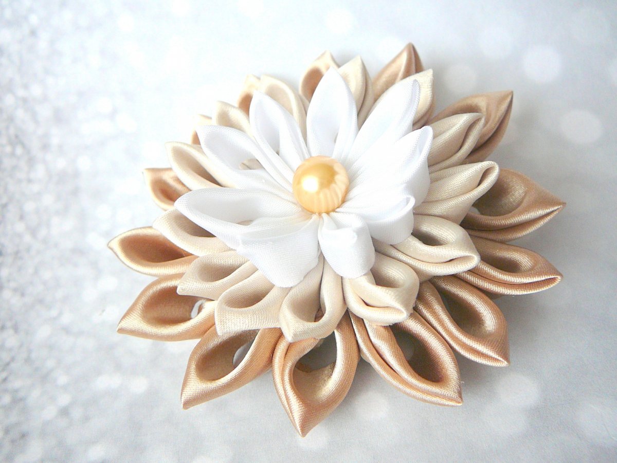 Brož v krémových barvách.