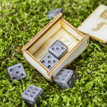 Dřevěná krabička + 6 kovaných kostek stříbrných