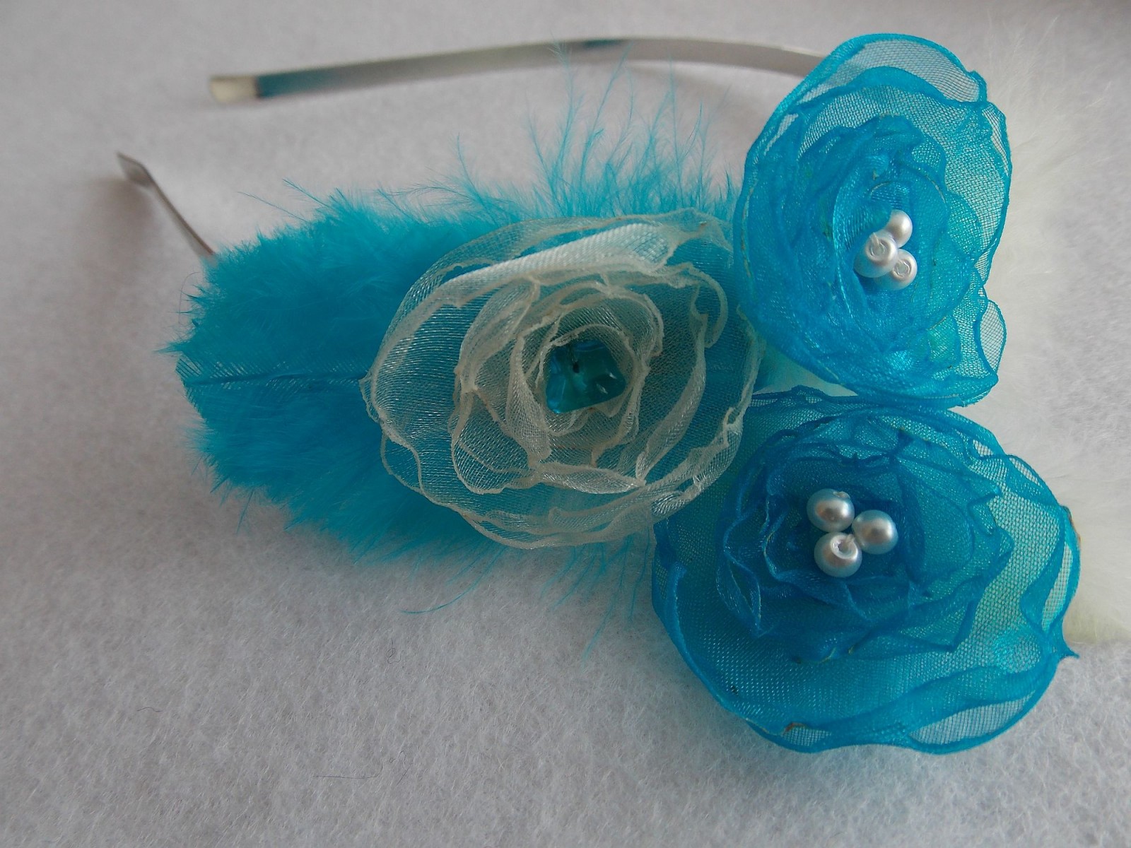 Čelenka s peříčky a kytičkami z organzy