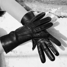 Černé dámské rukavice bezpodšívkové ručně šité