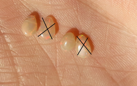 Etiopský opál kapka cca 5,5 x 4 mm- 1 ks