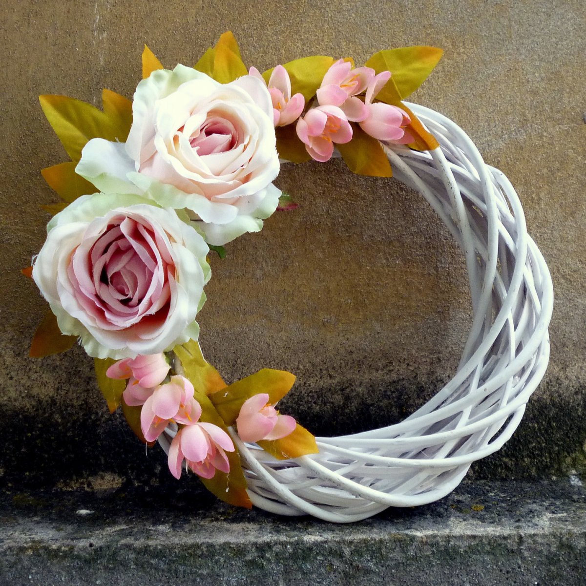 Jarní věnec s růžemi a krokusy