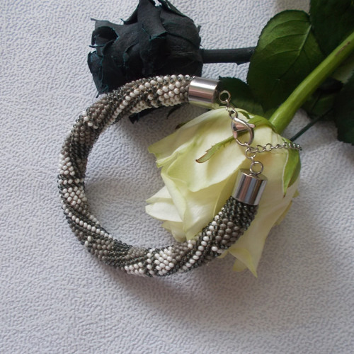 Náramek Šedá kostka