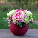 Kytice anglických růží v keramické kouli