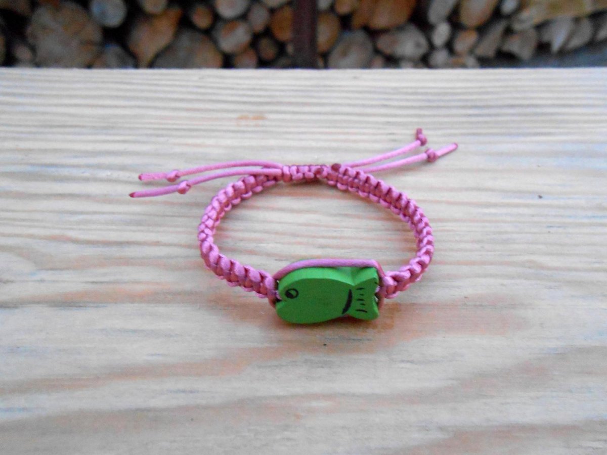 Náramek starorůžový s rybičkou (22/18)