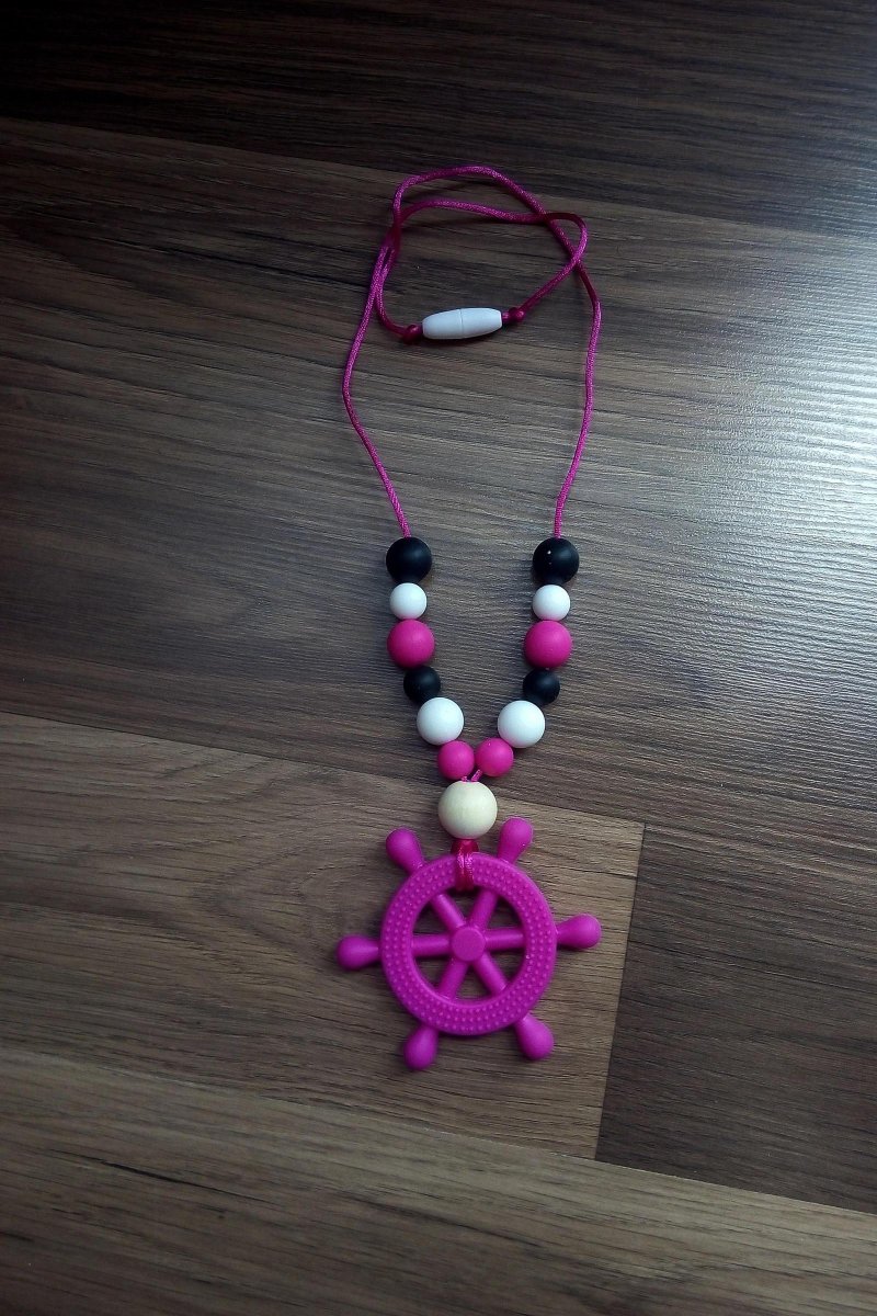 Silikonový kojící náhrdelník - růžové kormidlo