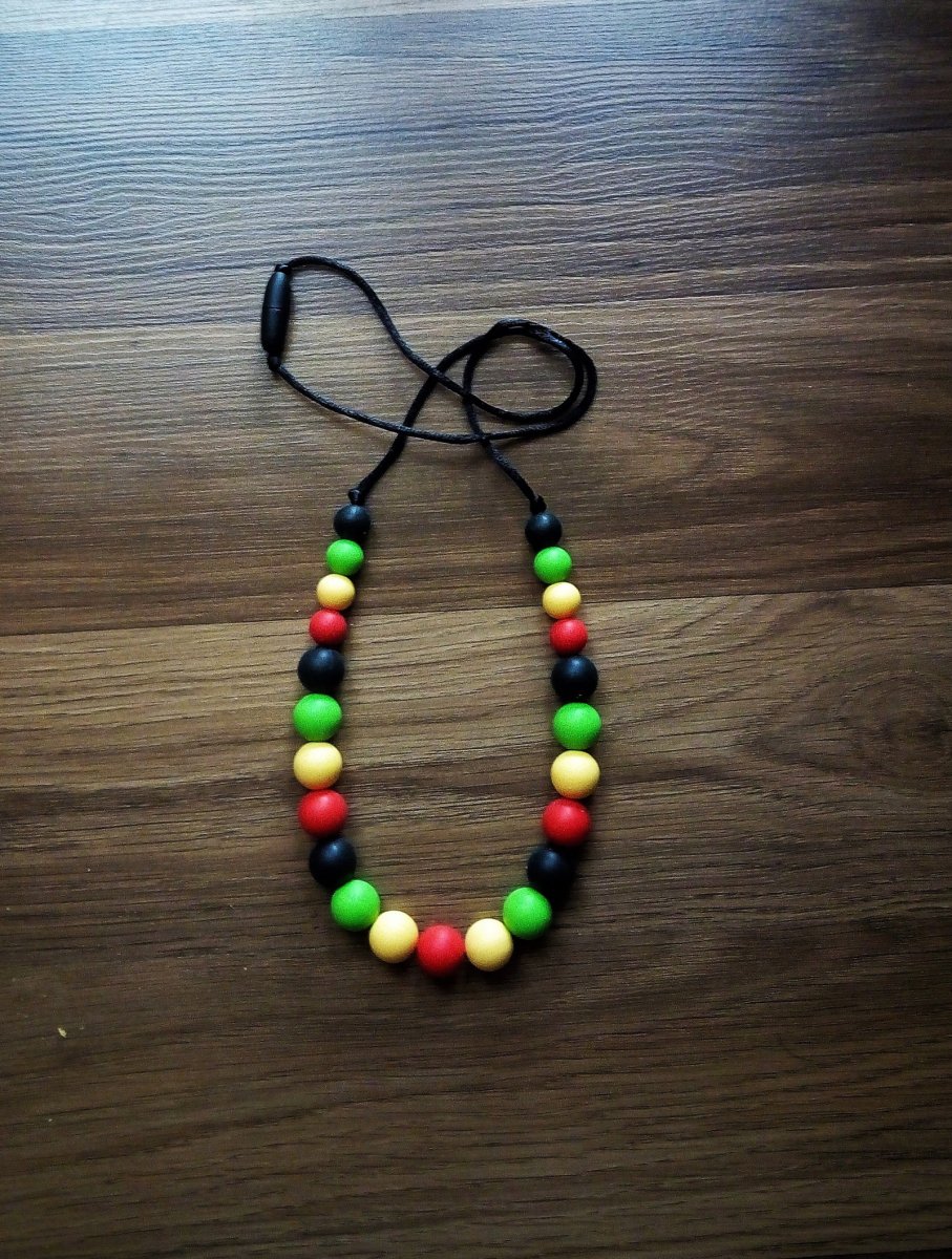 Dámský náhrdelník v reggae barvách ze silikonových korálků