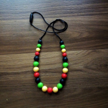 Dámský náhrdelník v reggae barvách ze silikonových korálků