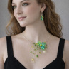 Elegantní zelený náhrdelník s květinovým motivem – ruční výroba