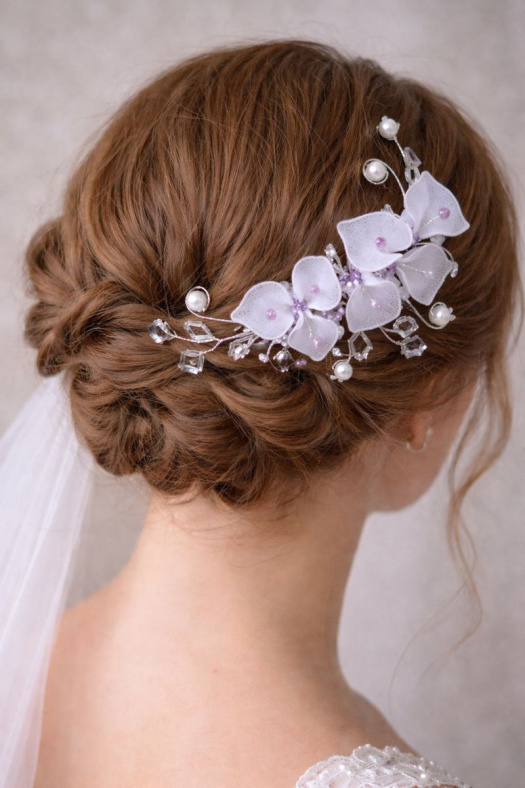 Svatební ozdoba do vlasů – květinový hřeben s perličkami