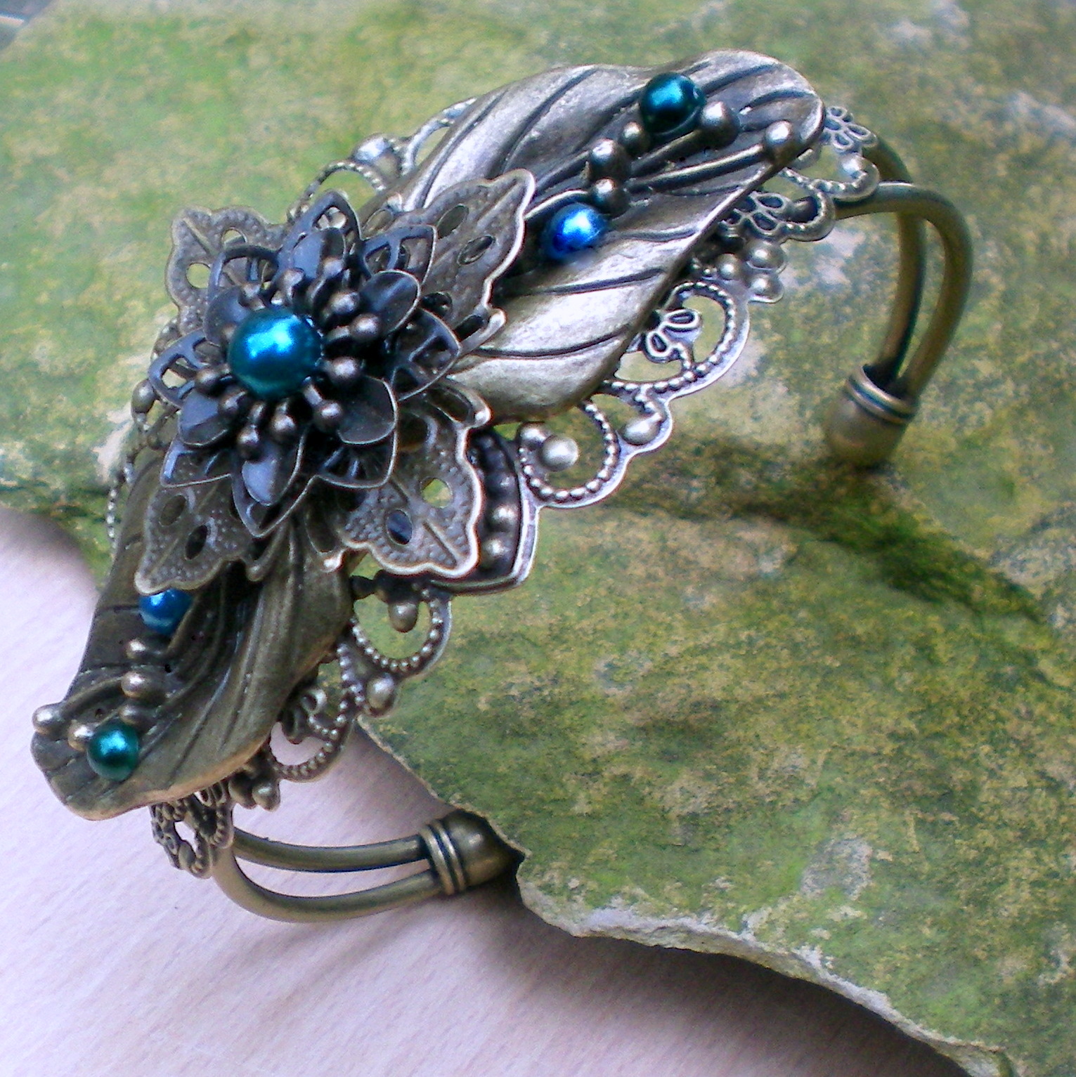 Náramek s květinou