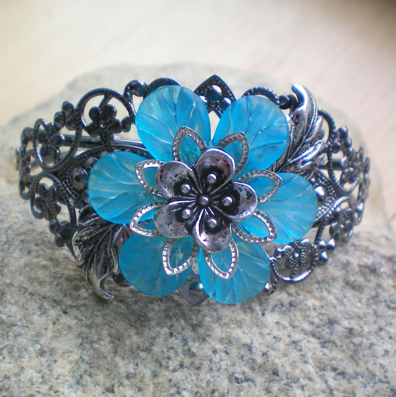 Náramek s květinou