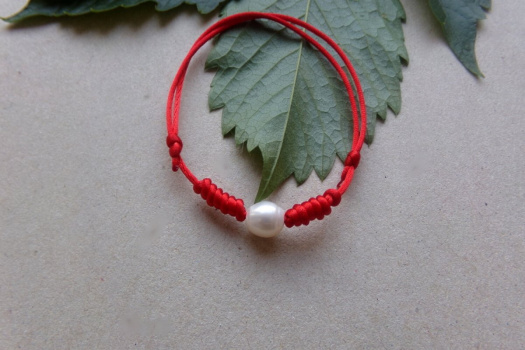 Náramek červený s říční perlou