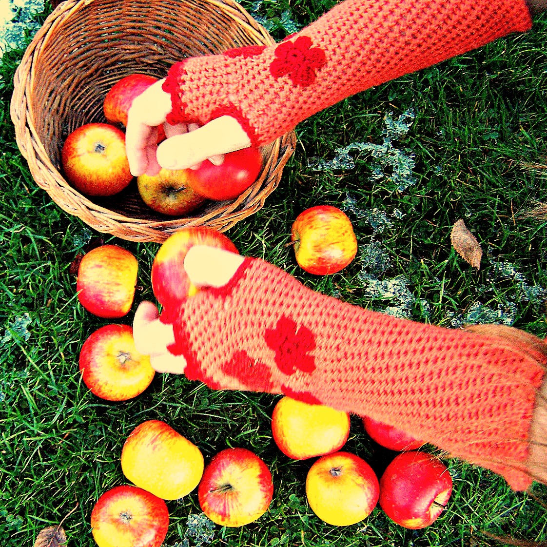 Návleky na ruce - Eliška pracuje na zahradě