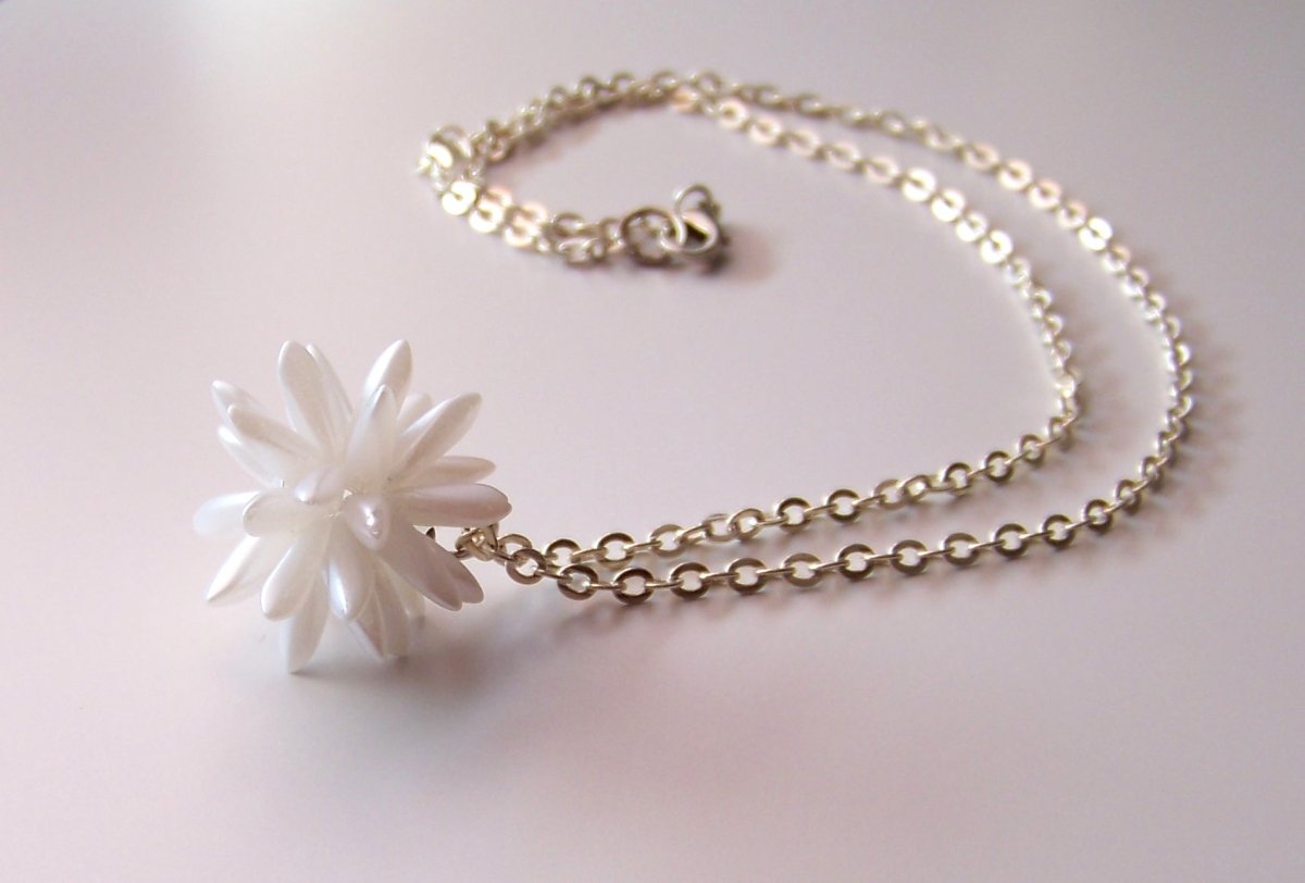 Malý bílý ježek - náhrdelník