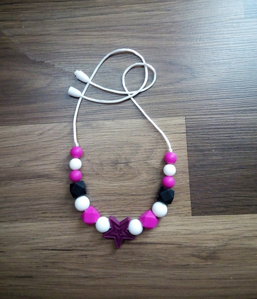 Silikonový kojící náhrdelník s vínovou hvězdičkou