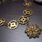Steampunkový náhrdelník s květinou