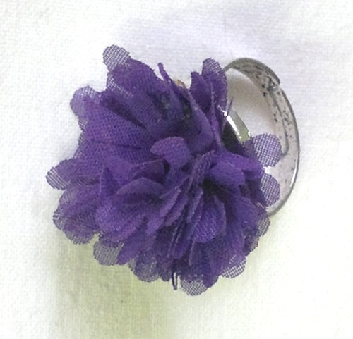 Fialový květinový prstýnek 