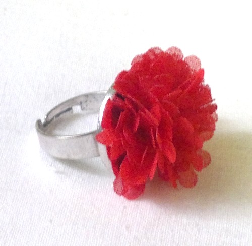 Červený květinový prstýnek 