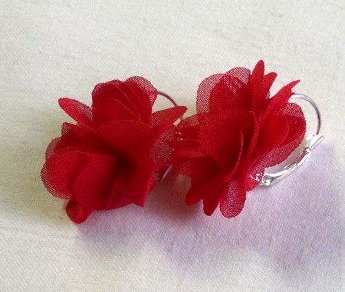 Červené květinové náušnice