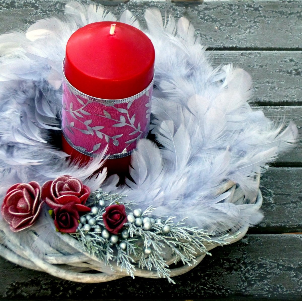 Šedý peříčkový věnec se svící