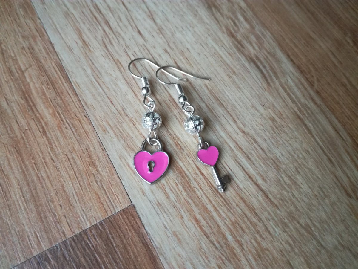 Růžové srdce zámek s klíčkem - náušnice