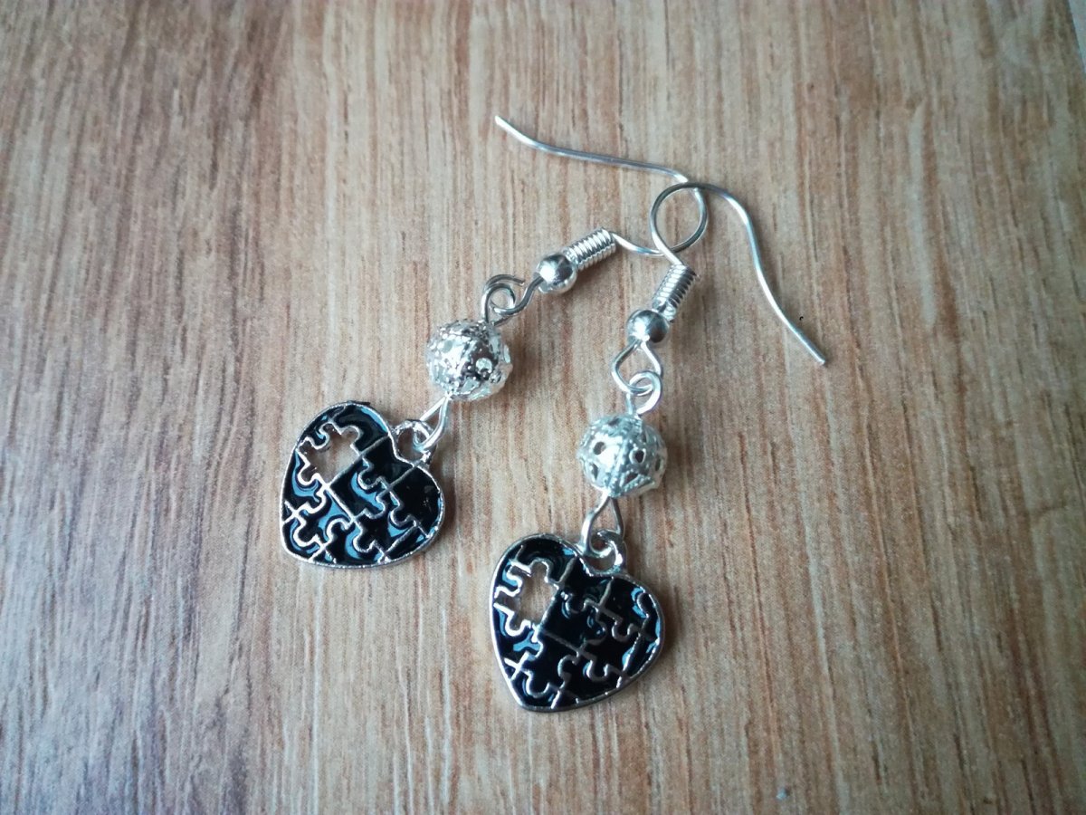 Černá srdíčka puzzle