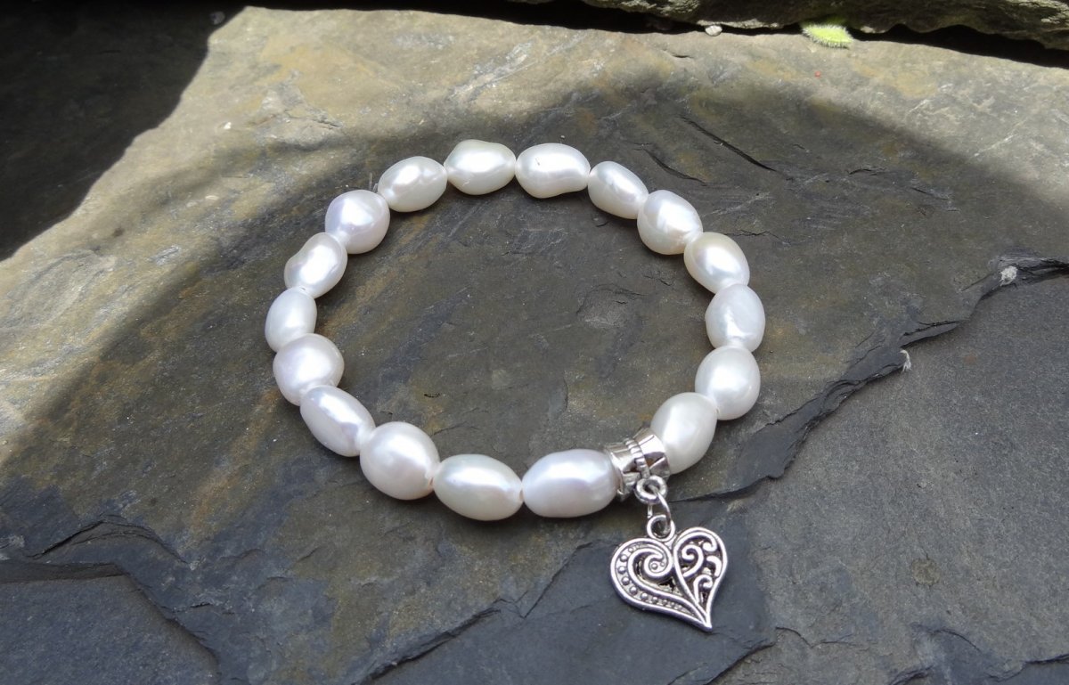 Velké bílé říční perly 12 mm pružný náramek se srdíčkem