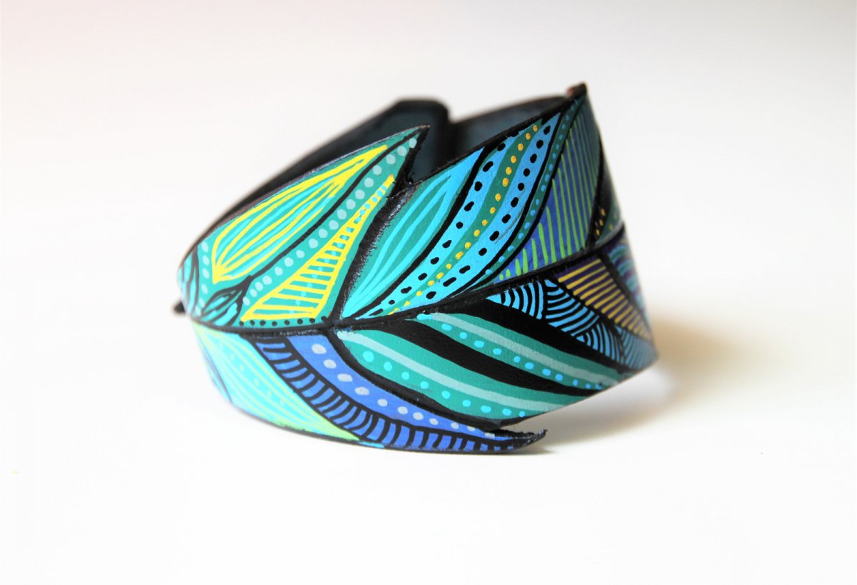 Peříčko, kožený ručně malovaný náramek