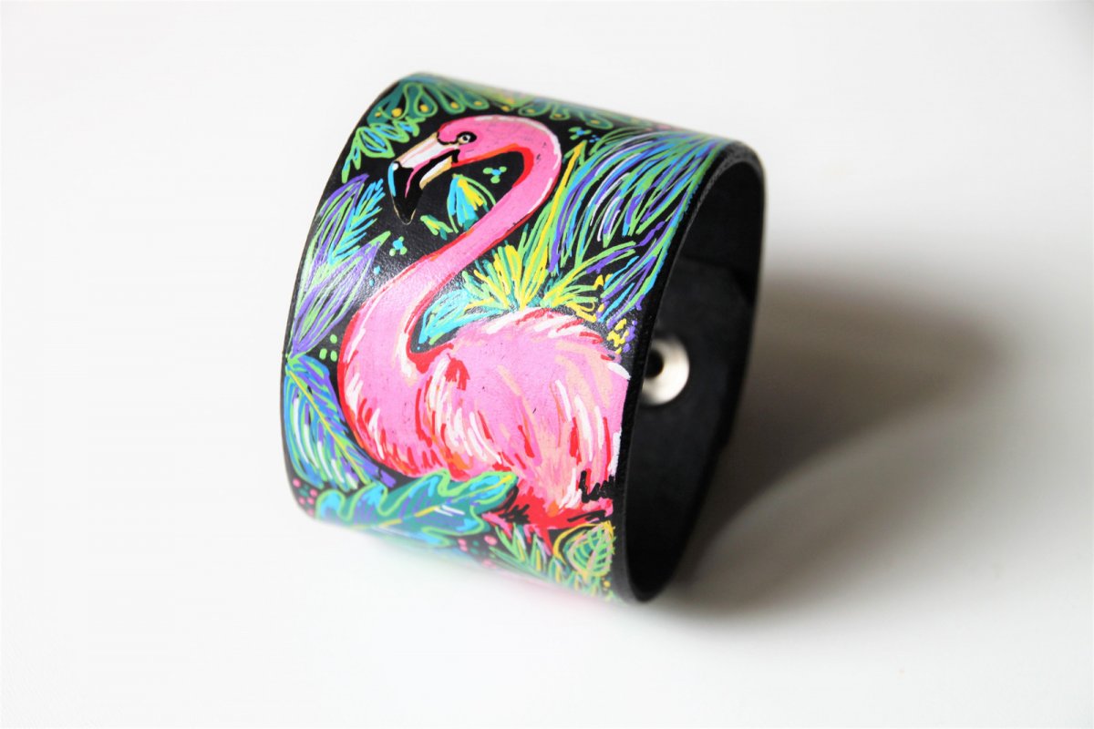 Plameňák, kožený ručně malovaný náramek, široký