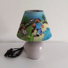 Ručně malovaná designová lampička s květinovým motivem – originální dekorace do interiéru