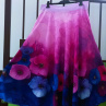 Dlouhá půlkolová sukně - růžovofialové květy (umělé hedvábí)