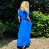 Modré dlouhé šaty s vykrojenými rameny