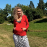Červená mikina s klokankou a kapucí