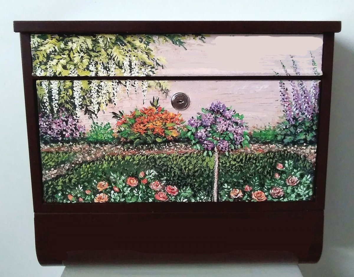 Poštovní schránka s rourou na noviny hnědá