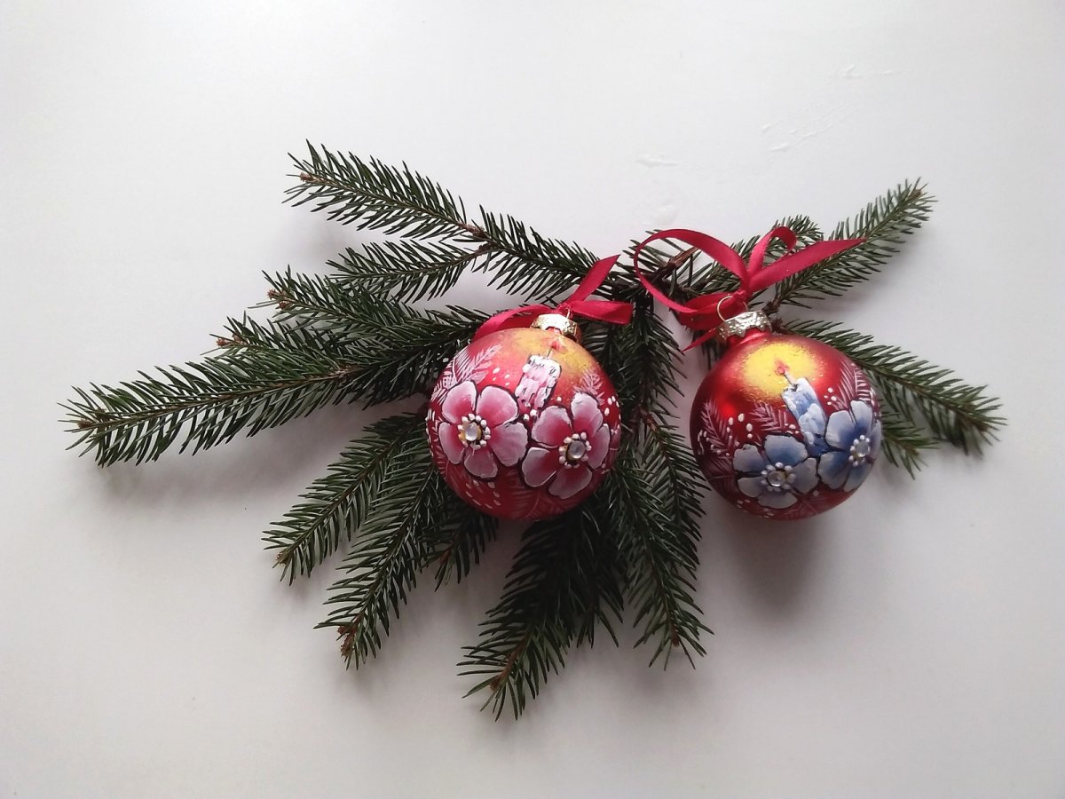 Ručně malovaná skleněná vánoční baňka – originální dekorace vytvořená s péčí