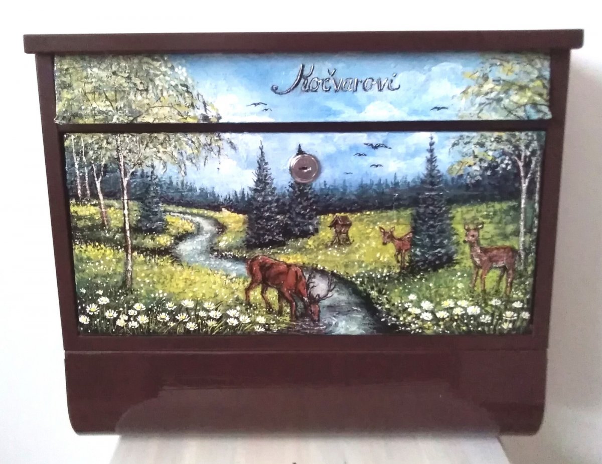 Hnědá schránka s rourou -rybaření